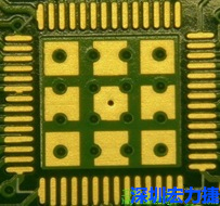 这个通孔的设计勉强可以接受，只剩下正中间一个通孔没有塞孔，而且孔径也变小了。