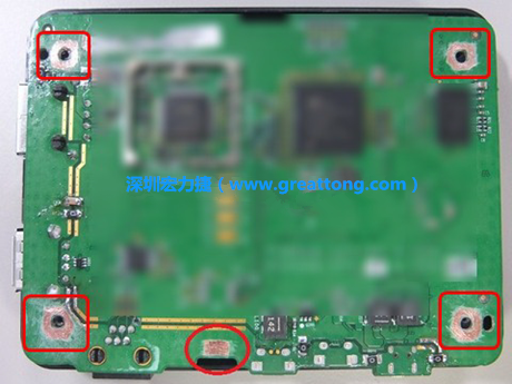 手动去绿漆。使用传统的刀片去除绿漆后的效果。