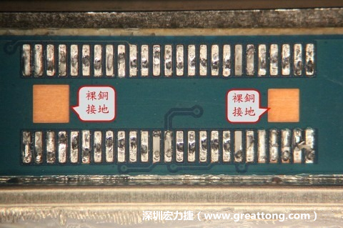 把板对板连接器全部移除，发现其下方板子共有两个裸铜的方形设计。