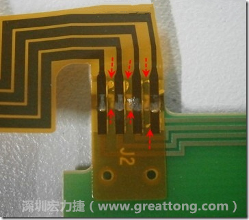 这张图所显示的,PCBA工厂实际进行HotBar(热压熔锡焊接)焊接的时候,经常会出现这类焊垫之间短路的问题,下面的图示为比较严重的案例,大部分都只有部份溢锡,但这对品质信赖杜已经产生了及大的为害,既使现在测试没有出现问题,难保在高温膏湿的环境下不会出现电子迁移(Electromigration)的现象。