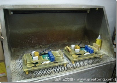 使用喷涂(Spraying)方式作业conformal coating时，需设备抽真空的设备，否则喷涂的物质会飘散到空气当中，影响人体的健康。