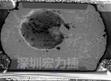 锡球气泡大到足以影响到焊接的品质，下图是锡球切片后的剖面，可以很明显看到气泡已经有锡球的 1/3 大了