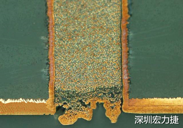 PCB设计之导电孔塞孔工艺 导电孔Via hole又名导通孔，为了达到客户要求，导通孔必须塞孔，经过大量的实践，改变传统的铝片塞孔工艺，用白网完成板面阻焊与塞孔。生产稳定，质量可靠。