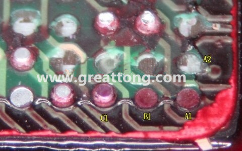 下图是红墨水测试后将PCB板子拿回来侧一个角度拍摄的照片，就可以很清楚的看到锡球黏在PCB端，或不在PCB端。