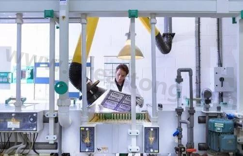 理想状态下自动化生产线大约能节省传统企业50%的人力成本，良率可提升至98%。