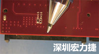 连接器边缘稍突出于电路板的边缘。