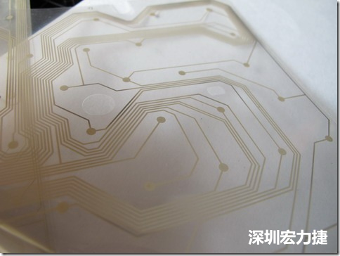下面第二个图则是另一片也有着按键线路的PTF，当上、下两面PTF的按键结点互相接触后就可以计算出是哪个按键被按下了。可是当按键没有按下时，上下两片PTF的线路则是分开的，所以上图那片PTF的线路上面其实还另外覆盖了另一层透明的PET作为绝缘层，只露出了需要在键盘按下时才会碰触的接触点，因为这些材质使用的都是Polymer，所以才撑这样的技术为Polydome(聚合簧片)。