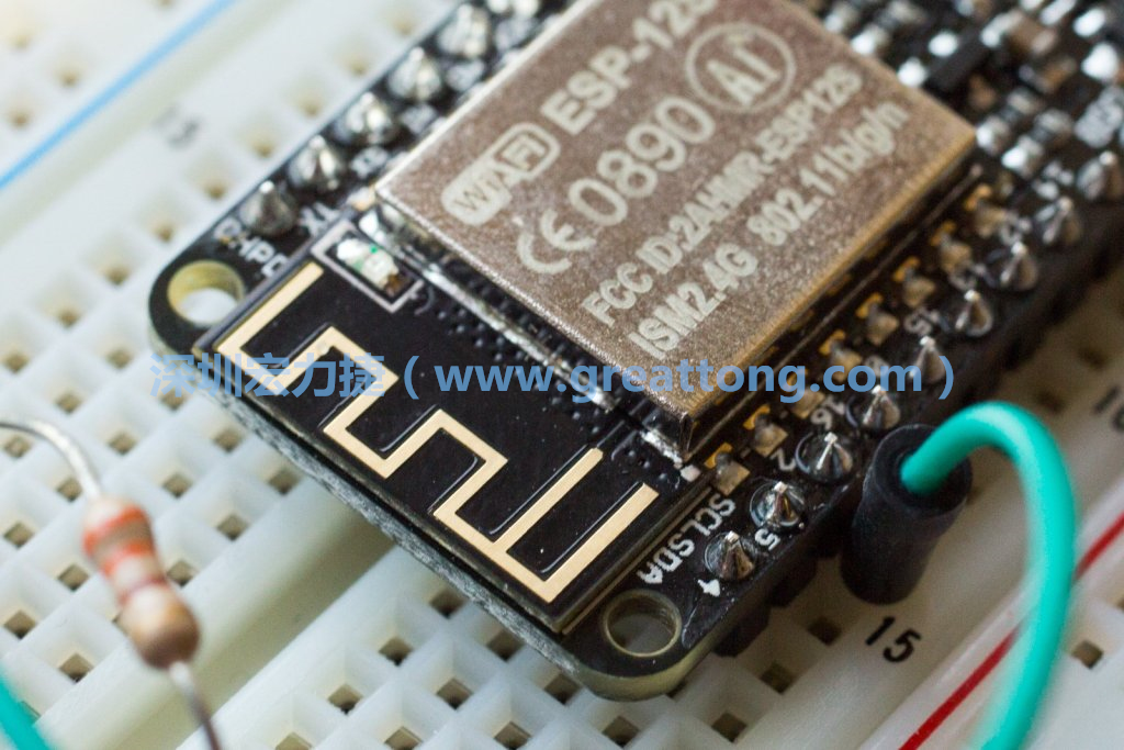 Adafruit Feather板上的无线电天线。