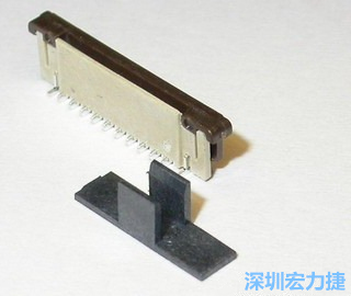 最后变更回塑胶盖子 (cap)，但改为夹外侧