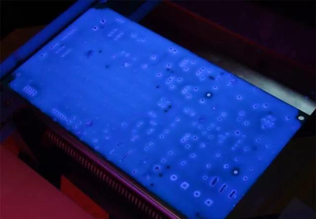 经过涂覆工艺后的PCB，在紫光灯下的拍摄效果，原来coating也可以这么美！
