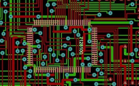 图1：两种PCB模型的部分电路。顶图：传统设计版本。
