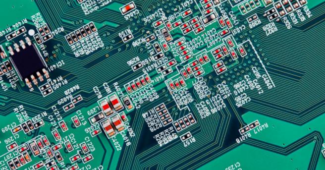 你能在这个复杂的PCB中找到垂直布线吗？反正我不能